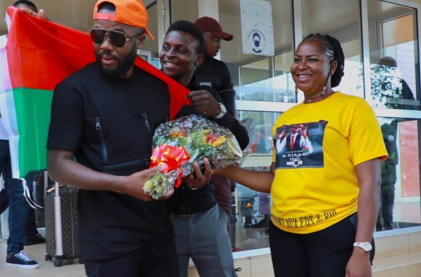  Concert de solidarité de KÉROSÈNE : Eudoxie YAO et DJ JEROZEN accueillis à l’aéroport de Ouagadougou